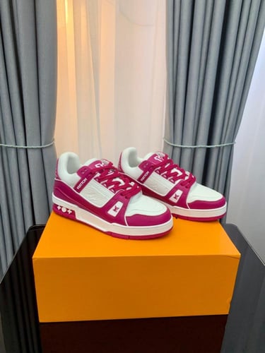 حذاء ماركة LV