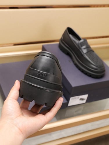 حذاء ماركة Dior