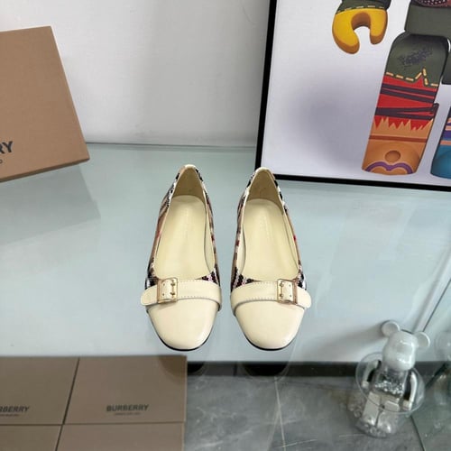 حذاء نسائي ماركة Burberry