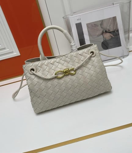 شنطه نسائية ماركة Bottega Veneta