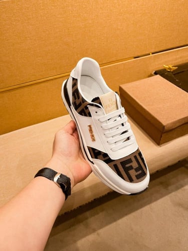 حذاء رجالي ماركة Fendi