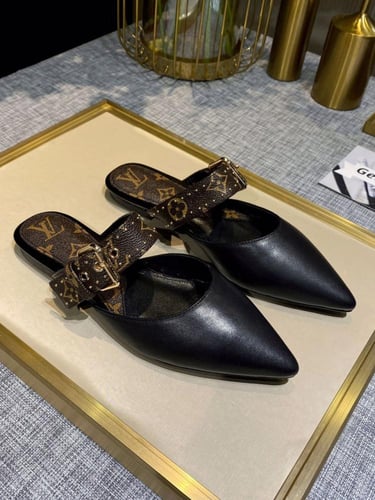 حذاء نسائي ماركة LV