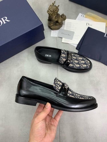 حذاء ماركة Dior