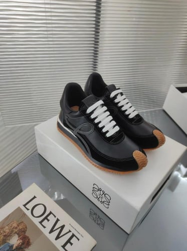 حذاء ماركة ‏Loewe