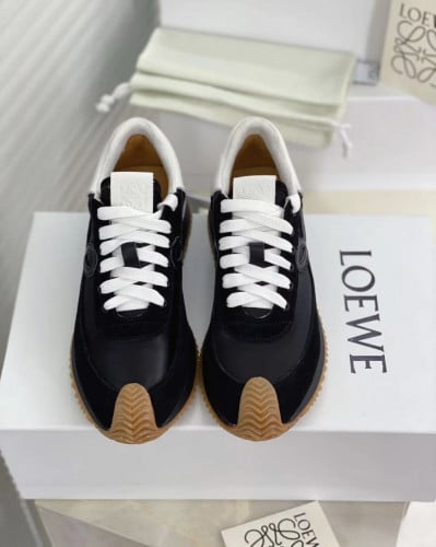 حذاء ماركة ‏Loewe