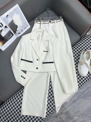 طقم نسائي ماركة Miumiu