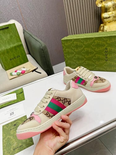 حذاء ماركة ‏Gucci