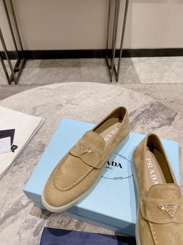 حذاء نسائي ماركة Prada