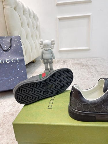 حذاء ماركة ‏Gucci