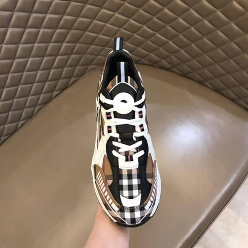 حذاء ماركة Burberry