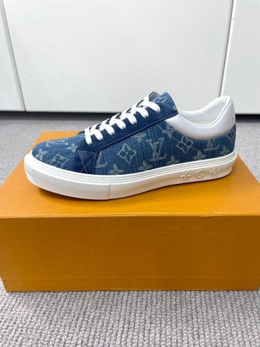 حذاء رجالي ماركة LV