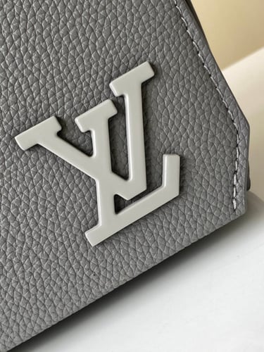 شنطة نسائية ماركة LV