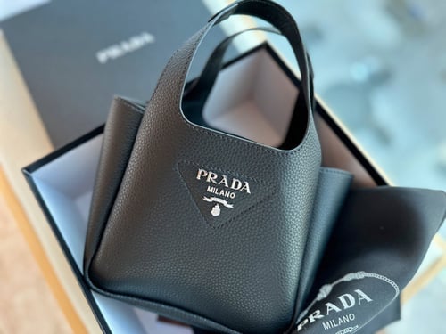 شنطة نسائيه ماركة Prada