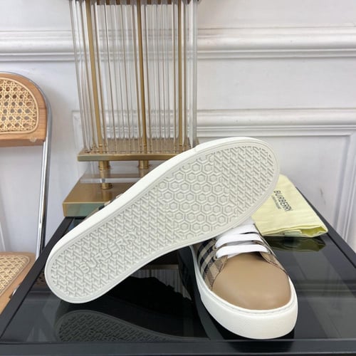حذاء ماركة Burberry