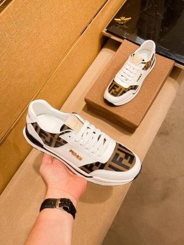 حذاء رجالي ماركة Fendi