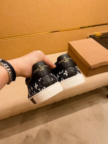 حذاء رجالي ماركة LV