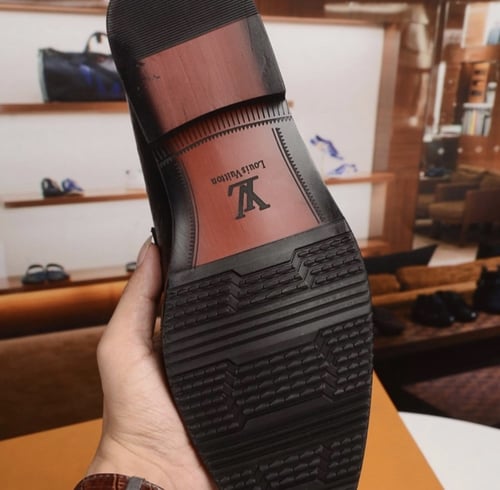 حذاء رجالي ماركة LV