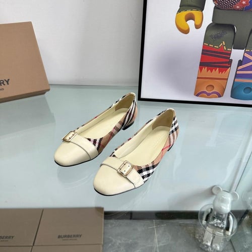 حذاء نسائي ماركة Burberry