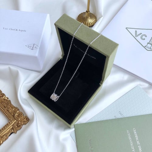 قلادة نسائية ماركة Van Cleef