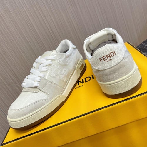حذاء ماركة Fendi