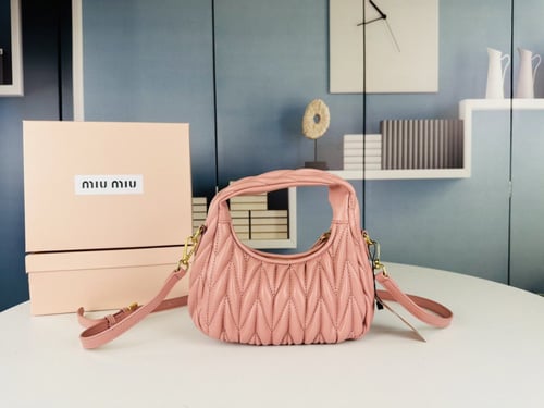 شنطة نسائية ماركة Miumiu
