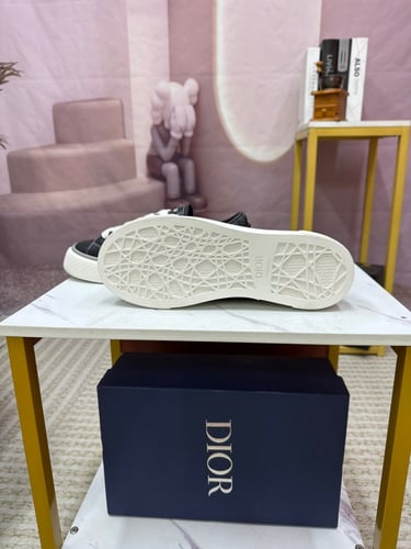 حذاء ماركة Dior