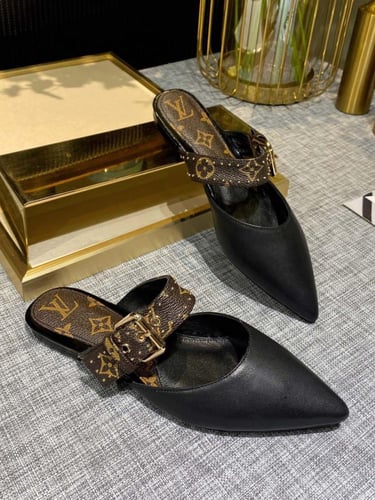 حذاء نسائي ماركة LV