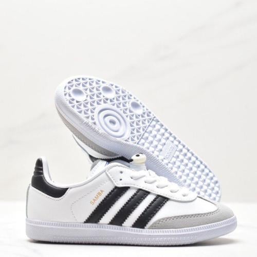 حذاء اطفال ماركة Adidas
