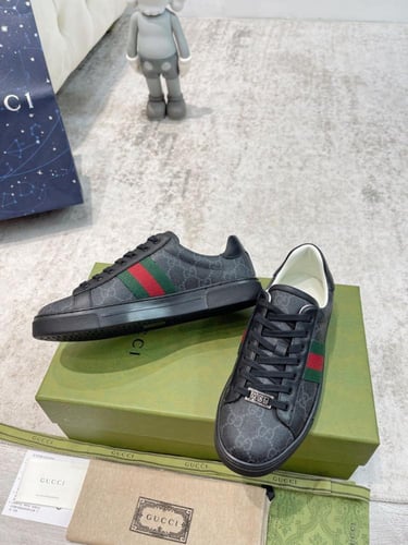 حذاء ماركة ‏Gucci