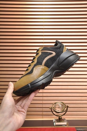 حذاء ماركة ‏Gucci