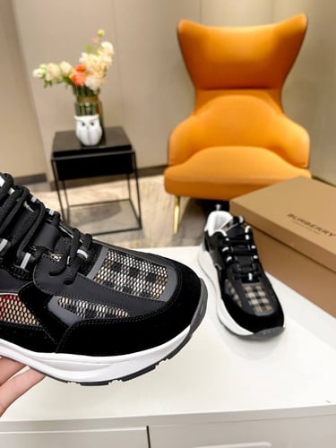 حذاء ماركة Burberry