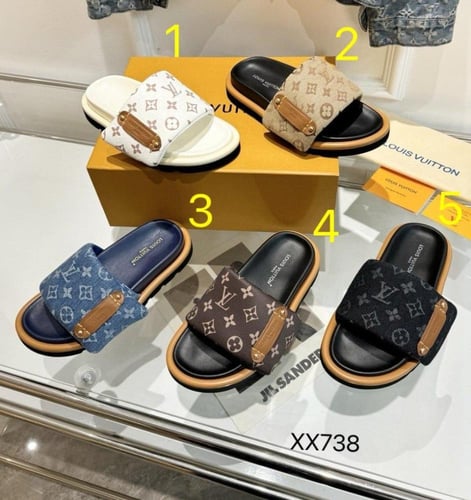 حذاء ماركة LV