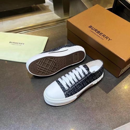 حذاء ماركة Burberry
