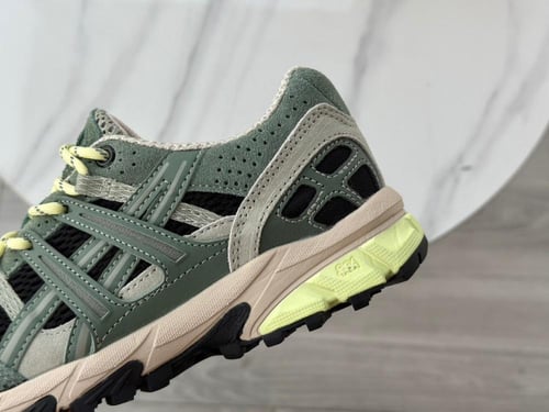 حذاء ماركة Asics