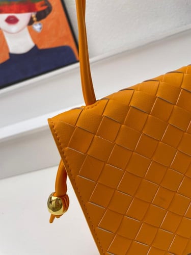 شنطة نسائية ماركة Bottega Veneta