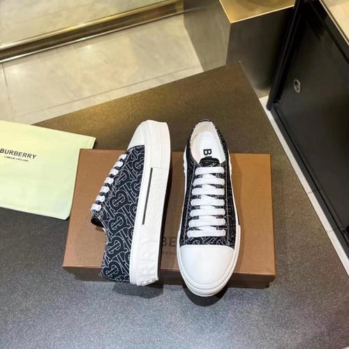 حذاء ماركة Burberry