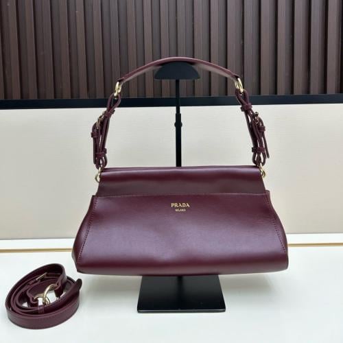 شنطه نسائية ماركة Prada