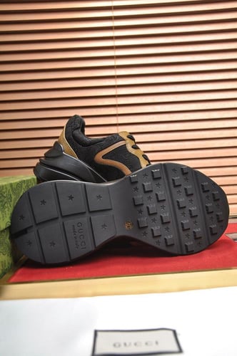 حذاء ماركة ‏Gucci