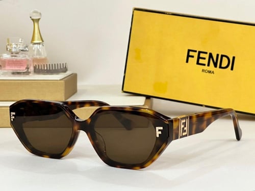 نظاره ماركة Fendi