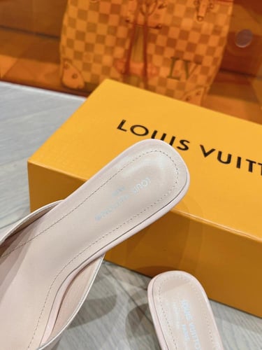 حذاء نسائي ماركة LV