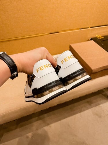 حذاء رجالي ماركة Fendi