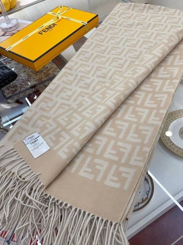 شال ماركة Fendi