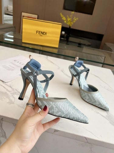 حذاء نسائي ماركة Fendi