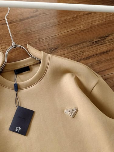 بلوفر ماركة Prada