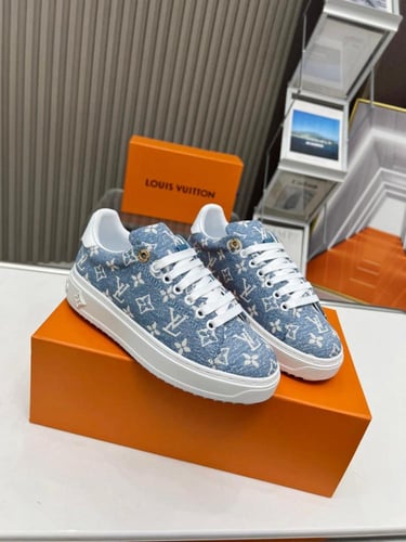 حذاء ماركة LV