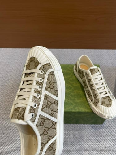 حذاء ماركة ‏Gucci