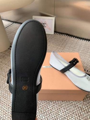 حذاء نسائي ماركة Miumiu