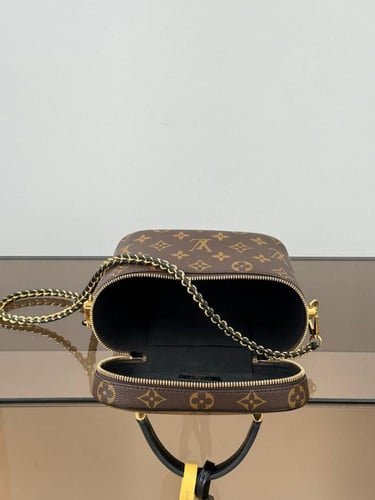 شنطة نسائية ماركة LV