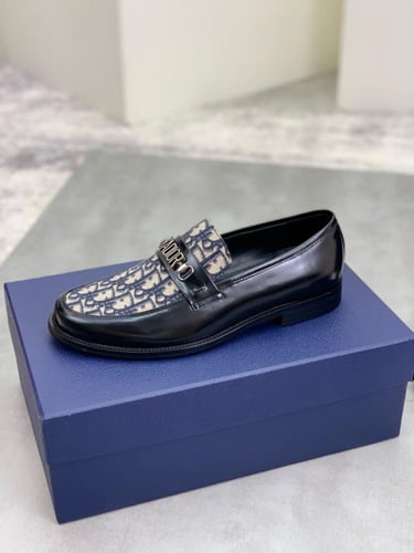 حذاء ماركة Dior