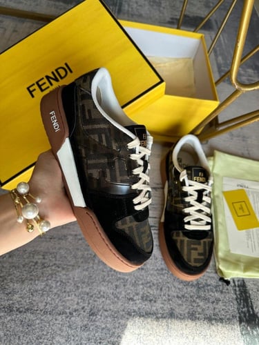 حذاء ماركة Fendi